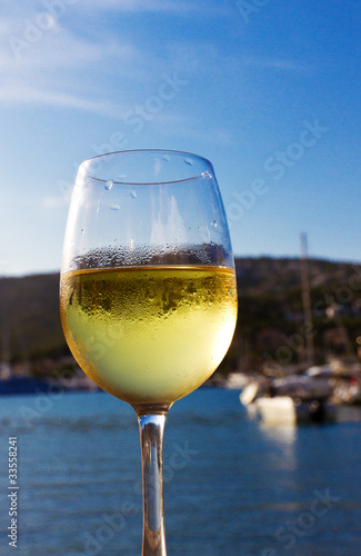 Foto: Weiswein trinken am Hafen Weiswein trinken am Hafen