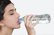 Mujer joven bebiendo agua ojos cerrados Mujer joven bebiendo agua ojos cerrados