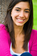 Foto: Retrato de mujer morena sonriendo Retrato de mujer morena sonriendo