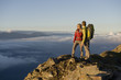 Foto: Hikers enjoy the view at the summit Hikers enjoy the view at the summit