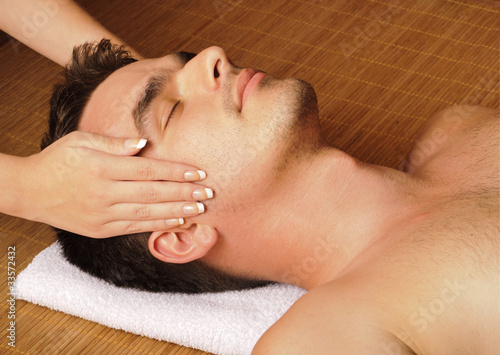 Foto: Man getting a face massage Man getting a face massage