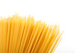 Spaghetti vor weissem Hintergrund
