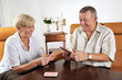 Seniorin und Senior spielen Karten 02