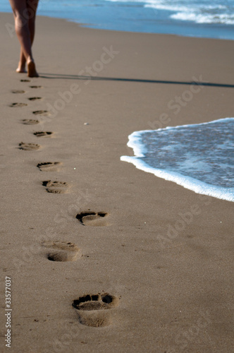 Photo: Orme umane sulla sabbia verso il mare Orme umane sulla sabbia verso il mare