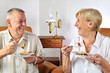 Seniorin und Senior essen ein Stück Kuchen