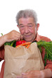 Senior ernährt sich bewusst gesund