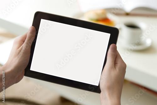 Foto: Digital tablet in living room (with screen clipping path) Digital tablet in living room (with screen clipping path)