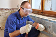 Handwerker mit Hammer und Meissel