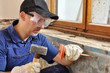 Handwerker mit Hammer und Meissel