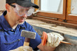 Handwerker mit Hammer und Meissel