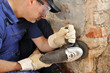 Handwerker mit Trennschleifer