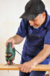 Handwerker mit Stichsäge