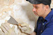 Handwerker beim Entfernen von Tapetenresten
