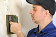 Handwerker mit Leitungsprüfer