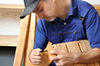 Handwerker bei Regalmontage