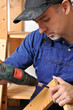 Handwerker bei Regalmontage