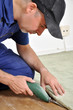 Handwerker beim Entfernen eines Teppichs