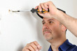 Handwerker mit Schraubenzieher