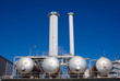 Foto: Silver tanks with smokestacks Silver tanks with smokestacks