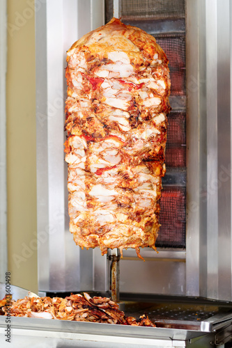 Foto: Kebab, meat roasted on large, rotating vertical spit Kebab, meat roasted on large, rotating vertical spit