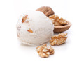 Walnuss-Eis mit Nüssen auf weißem Hintergrund