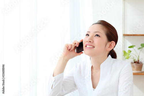 Photo: スマートフォンで話す女性 スマートフォンで話す女性