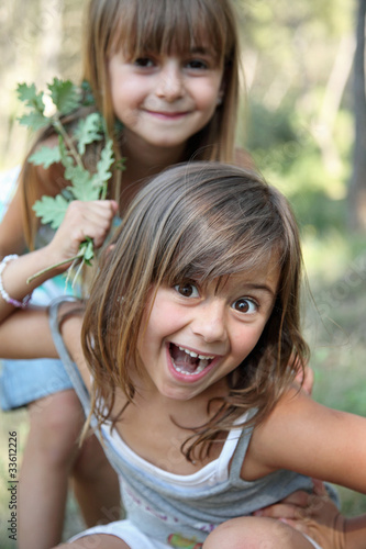 Photo: 2 fillettes jouant dans la forêt (été, 5-6 ans) 2 fillettes jouant dans la forêt (été, 5-6 ans)
