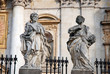 Zwei Heilige Statuen vor Jesuitenkirche Krakow