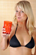 Junge Frau im Bikini trinkt Cocktail