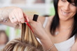 lächende friseurin bei der arbeit