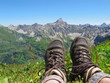 Bergschuhe vor hochalpiner Kulisse