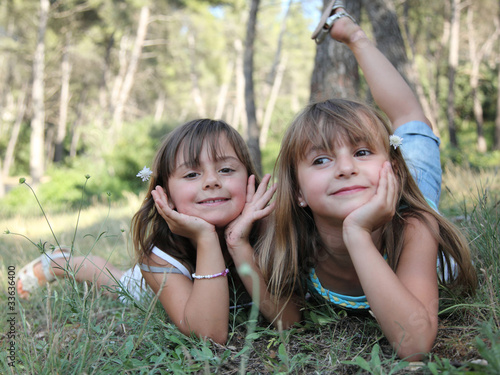 Photo: Deux starlettes jouant dans la forêt (été 6-7 ans) Deux starlettes jouant dans la forêt (été 6-7 ans)