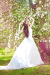 Photo en ligne au meilleur prix Beautiful bride in a blossoming garden