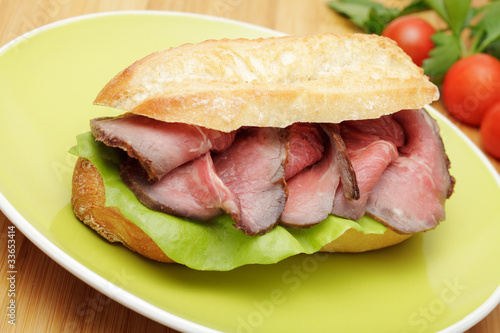 Foto: Krustenbrötchen mit Roastbeefscheiben Krustenbrötchen mit Roastbeefscheiben