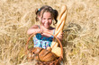 Mädchen im Kornfeld mit Brotkorb Mädchen im Kornfeld mit Brotkorb
