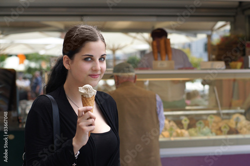 Photo: junge Frau kauft Eiscreme junge Frau kauft Eiscreme