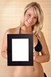 Junge Frau im Bikini mit leerem Rahmen