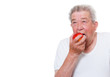 Senior ernährt sich gesund mit einem Apfel