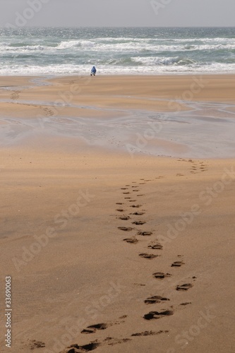 Foto: Sandstrand in Island mit Fußspuren und Person Sandstrand in Island mit Fußspuren und Person