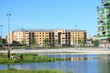 ensemble urbain moderne avec parc et lac articifiel paysagé ensemble urbain moderne avec parc et lac articifiel paysagé