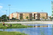 ensemble urbain avec lac artificiel et parc