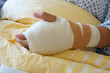 Hand verbunden