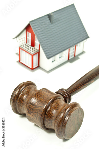 Foto: Richterhammer aus Holz mit Haus Richterhammer aus Holz mit Haus