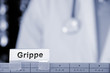 Arzt hält Akte in der Hand - Grippe