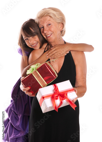 Photo: grand-mère et sa petite fille - cadeaux de noël grand-mère et sa petite fille - cadeaux de noël