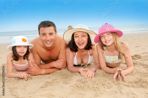 Foto : Portrait of happy family at the beach Portrait of happy family at the beach