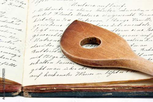 Photo: Altes Kochbuch mit Kochlöffel Altes Kochbuch mit Kochlöffel