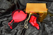 Erotisches Geschenke - Satin Dessous mit Kette in Schachtel