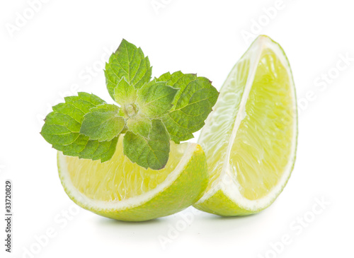 Foto: Lime and mint isolated on white background Lime and mint isolated on white background
