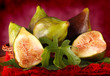 Fichi su sfondo rosso Fichi su sfondo rosso